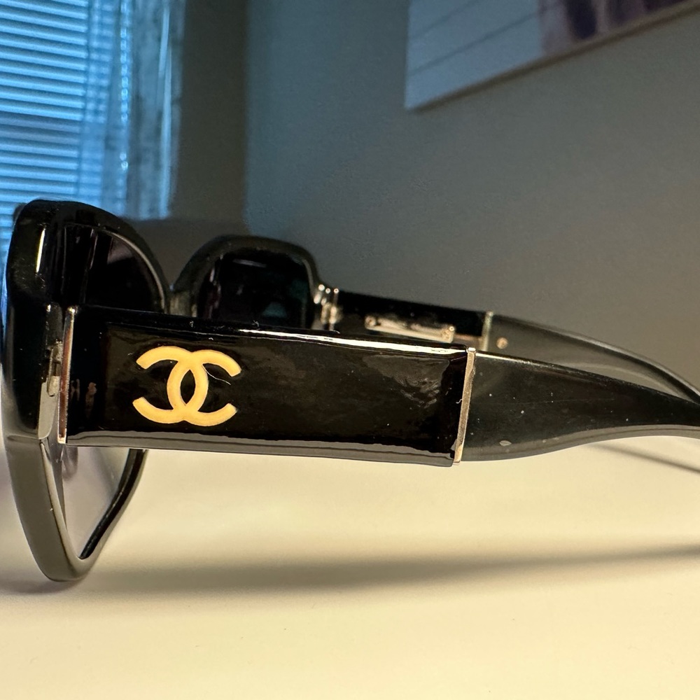 CHANEL sunglasses black.